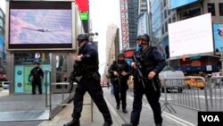 Polisi anti teror di New York siaga mengamankan kawasan Manhattan.