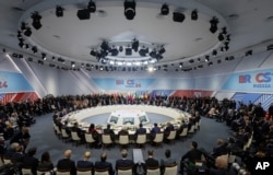 Para anggota delegasi menghadiri sesi Outreach/BRICS Plus di KTT BRICS di Kazan, Rusia, Kamis, 24 Oktober 2024. (Maxim Shemetov, Pool Photo via AP)