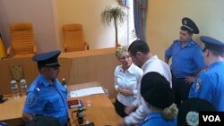 Mantan PM Yulia Tymoshenko (tengah) ditangkap di ruang pengadilan atas tuduhan menghina hakim hari Jumat (5/8).