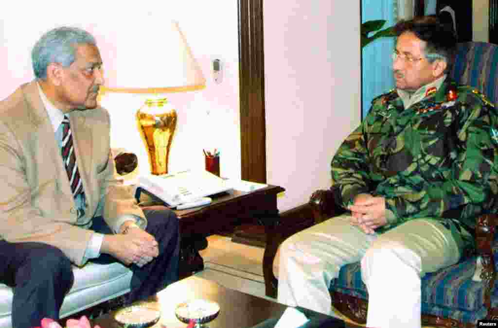 پرویز مشرف نے چار فروری 2004 کو اسلام آباد میں پاکستانی سائنسدان ڈاکٹر عبدالقدیر خان سے ملاقات کی۔ اس ملاقات کے اگلے روز ڈاکٹر عبدالقدیر خان نے ٹی وی پر مبینہ طور پر جوہری راز افشاں کرنے کا اعتراف کیا اور تمام سرکاری ذمے داریوں سے علیحدگی کا اعلان کیا۔&nbsp; &nbsp;