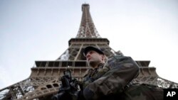 Seorang tentara berjaga dekat Menara Eiffel di Paris pada saat Perancis mengakhiri dua tahun masa darurat negara, 1 November 2017.