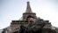 Un soldado realiza guardia en la Torre Eiffel, mientras Francia marca el fin de dos años de un estado de emergencia antiterrorismo.