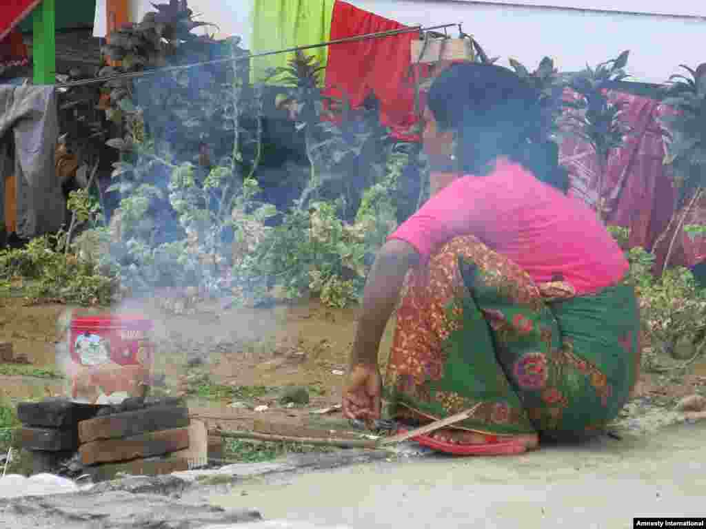 Perempuan Rohingya sedang memasak di kamp penampungan di Aceh.