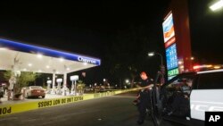 Policías locales observan en la escena de un apuñalamiento en Garden Grove en California, el miércoles 7 de agosto de 2019. 