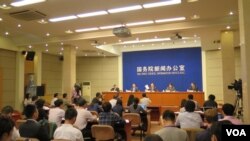 中国国新办在北京召开新闻发布会，发布新疆白皮书（美国之音东方拍摄）