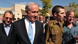 گیلاد شالیت ، دومین نفر از دست راست به همراه پدر و نخست وزیر اسرائیل
۲۶ مهر ۱۳۹۰ خورشیدی