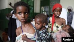 Anak-anak perempuan Somalia membawa adiknya yang kekurangan gizi ke rumah sakit di Mogadishu (foto: dok). Somalia merupakan negara terburuk kedua di dunia bagi kaum perempuan. 