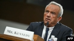 El candidato a Secretario de Salud y Servicios Humanos de EEUU, Robert F. Kennedy Jr., testifica durante una audiencia del Senado sobre su nominación, en el Capitolio en Washington, el 29 de enero de 2025.