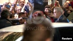 عکسی که رویترز به نقل از یک تلویزیون محلی از لحظه اقدام مهاجم برای شلیک به رئیس جمهوری سابق آرژانتین منتشر کرد. 