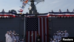 အမေရိကန် ဒုသမ္မတ Harris ဂျပန်နိုင်ငံ ယိုကိုဆူကာ ရေတပ်စခန်းမှာ ဆိုက်ကပ်ထားတဲ့ USS Howard ရေတပ်ဖျက် သင်္ဘောပေါ်မှာ အမေရိကန်စစ်မှုထမ်းတွေနဲ့တွေ့ဆုံစဉ်။ (စက်တင်ဘာ ၂၈၊ ၂၀၂၂)