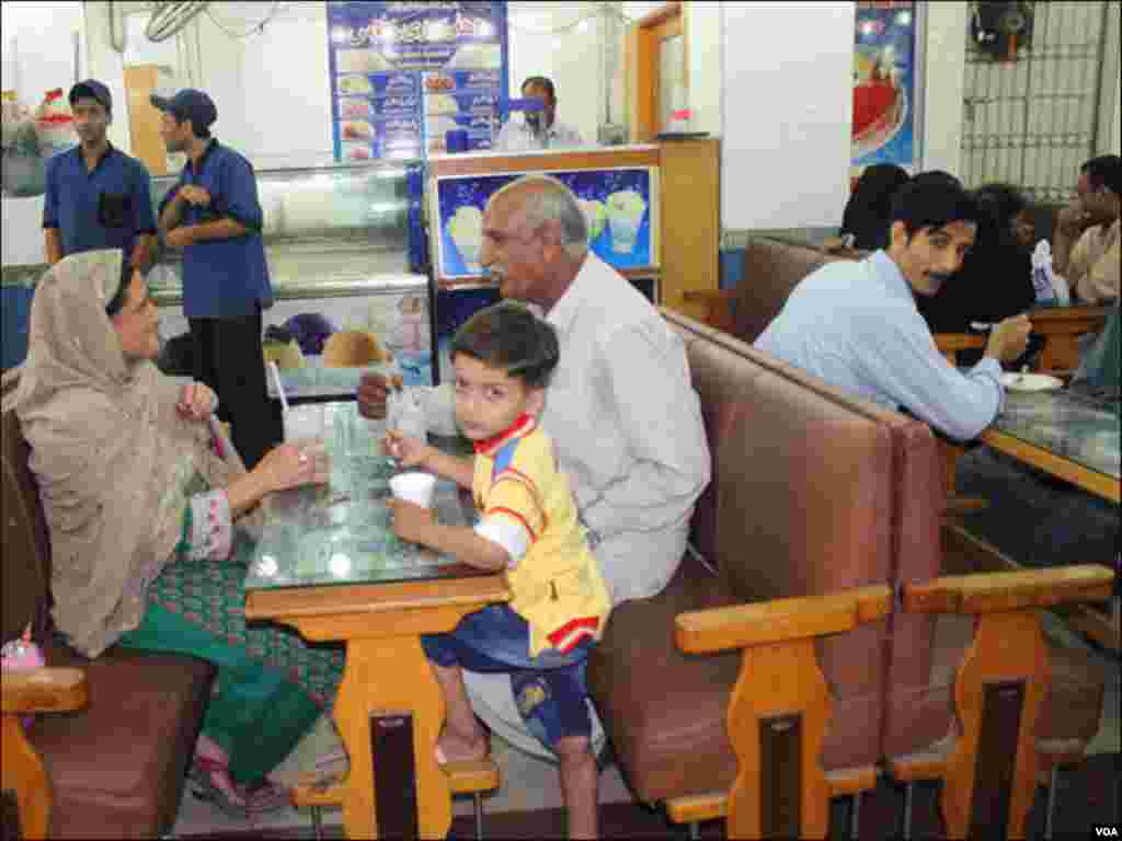 برنس روڈ پر مختلف انواع و اقسام کے لذیذ و مزیدار کھانوں کے چھوٹے بڑے ریسٹورنٹس اور دکانیں قائم ہیں