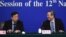 2015年3月12日在北京召开的第十二届全国人民代表大会第三次会议期间，中国人民银行行长周小川（右）和副行长易纲（左）召开新闻发布会。