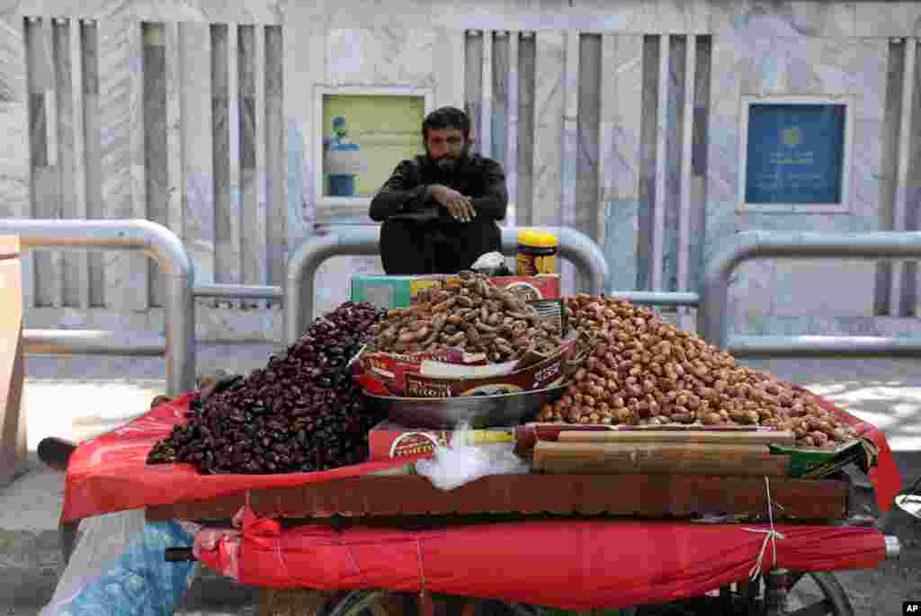 عرضه خرما برای فروش توسط یک دستفروش در نخستین روز ماه رمضان در کابل، افغانستان