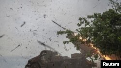 24일 우크라이나 도네츠크 지역에서 러시아의 공격에 맞서 우크라이나군 제25 분리공수여단 소속 군인들이 BM-21 다연장로켓을 발사하고 있다.