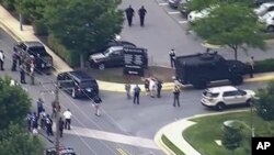 Gambar dari video ini menunjukkan orang-orang meninggalkan kantor suratkabar the Capital Gazette setelah beberapa orang ditembak hari Kamis, 28 Juni 2018.