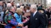 El rey Carlos de Inglaterra y la reina Camila saludan al público después de asistir al servicio religioso del Domingo de Pascua en la Capilla de San Jorge, en el Castillo de Windsor, el 31 de marzo de 2024.