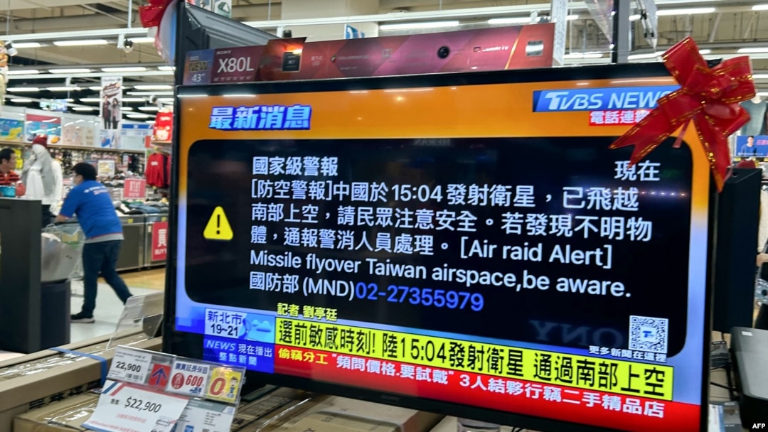 A television set, displaying news regarding a "presidential alert" message issued by the authorities to all phones in Taiwan, is seen in a hypermarket in Taipei on Jan. 9, 2024.