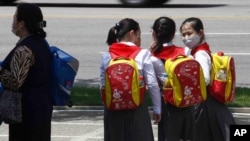 지난달 21일 북한 평양의 등교길 어린이들. (자료사진)