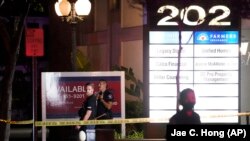 Sejumlah polisi berjaga di luar gedung perkantoran yang menjadi lokasi penembakan di Orange, California, Rabu, 31 Maret 2021. (Foto: Jae C. Hong/AP Photo)