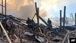 [Foto: Archivo/AP] Operarios trabajan en la extinción de un incendio tras una ataque ruso sobre la ciudad de Krivói Rog, en Ucrania, el 8 de septiembre de 2023. (Servicio de Emergencias de Ucrania vía AP)