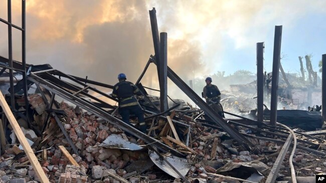 [Foto: Archivo/AP] Operarios trabajan en la extinción de un incendio tras una ataque ruso sobre la ciudad de Krivói Rog, en Ucrania, el 8 de septiembre de 2023. (Servicio de Emergencias de Ucrania vía AP)