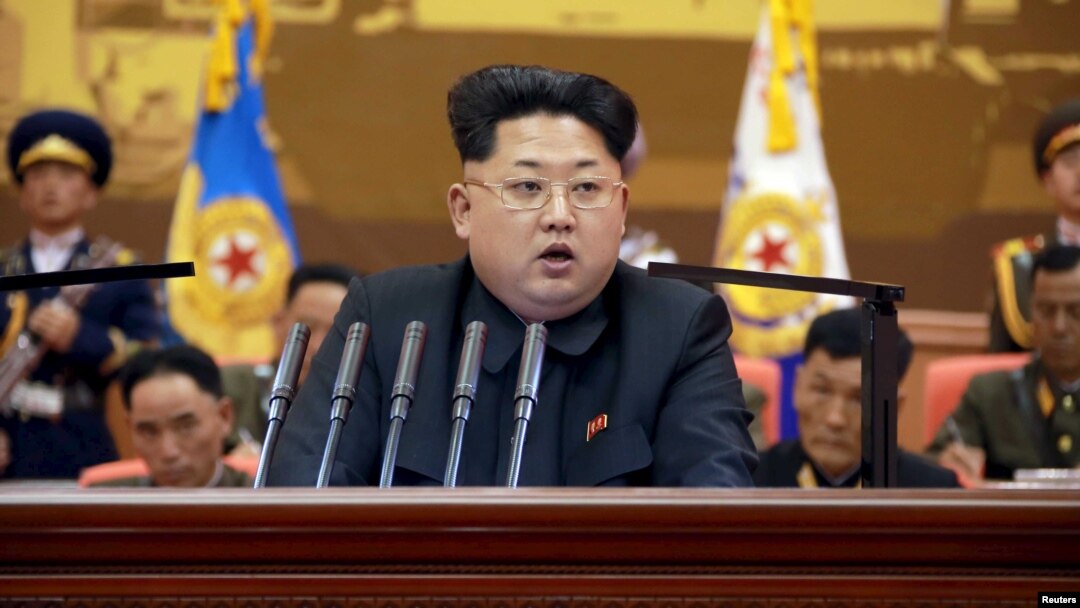 Kim Jong Un memberikan pengarahan di depan pertemuan pemimpin militer Korea Utara (foto: dok).