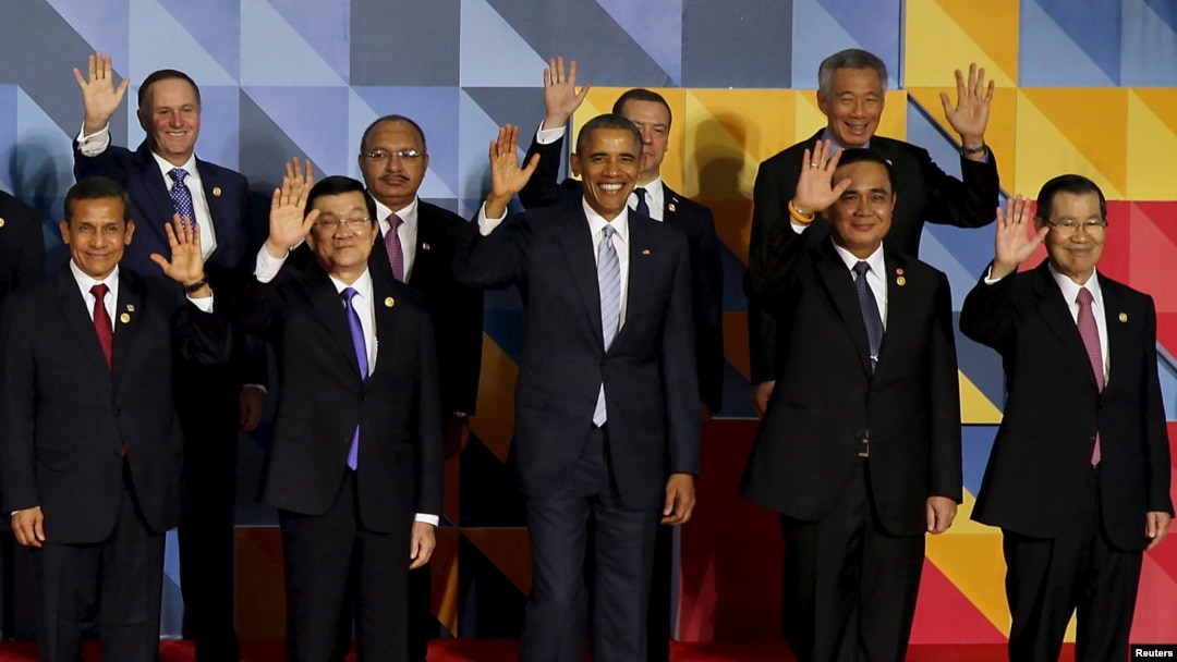 Para pemimpin APEC melambaikan tangan kepada media dalam acara "foto keluarga" resmi di Manila, Filipina Kamis (19/11).