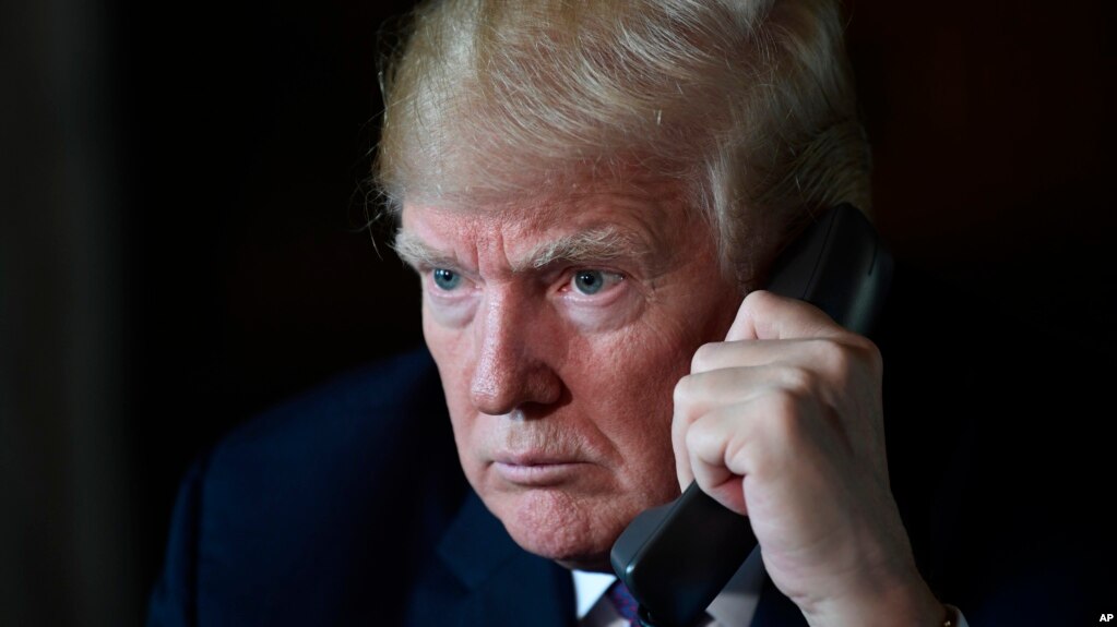 Tổng thống Trump trò chuyện với các binh sĩ qua điện thoại từ Florida hôm 22/11. 