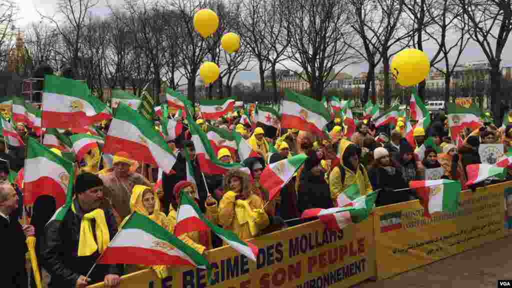 گروهی از ایرانیان و طرفداران سازمان مجاهدین خلق به مناسبت روز جهانی حقوق بشر در پاریس راهپیمایی کردند.&nbsp;