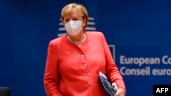 앙겔라 메르켈 독일 총리가 2일 벨기에 브뤼셀에서 열린 유럽연합 정상회의장에 도착했다.