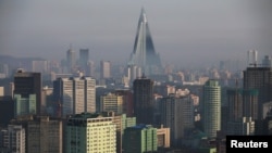 Hotel Ryugyong, bangunan tertinggi yang sedang dibangun di Korea Utara, di Pyongyang (5/5). (Reuters/Damir Sagolj)