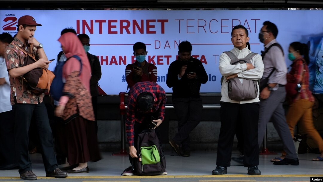 Suasana di Stasiun Sudirman, Jakarta, 9 Agustus 2016. (Foto: Reuters)