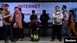 Suasana di Stasiun Sudirman, Jakarta, 9 Agustus 2016. (Foto: Reuters)