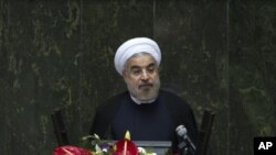 El presidente iraní Hassan Rouhani habla durante una sesión de debates en el parlamento.