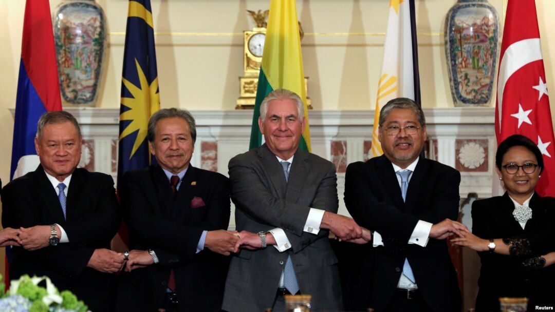 Menlu AS Rex Tillerson (tengah) bersama para Menlu negara-negara ASEAN di Kantor Deplu AS, Washington, 4 Mei 2017.