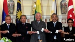 Menteri Luar Negeri AS Rex Tillerson berpose dengan Menteri Luar Negeri ASEAN di Departemen Luar Negeri di Washington DC, A.S., 4 Mei 2017.