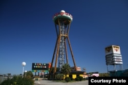 The Sombrero Tower at the South of the Border complex, Dillon, South Carolina. (Credit: RoadsideAmerica.com)