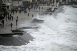 Olas rompen contra el malecón en Wilmereux, Francia. Febrero 9 de 2020. Foto: Reuters/Pascal Rossignol.