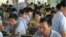 中國某製造工廠的工人正在食堂用餐