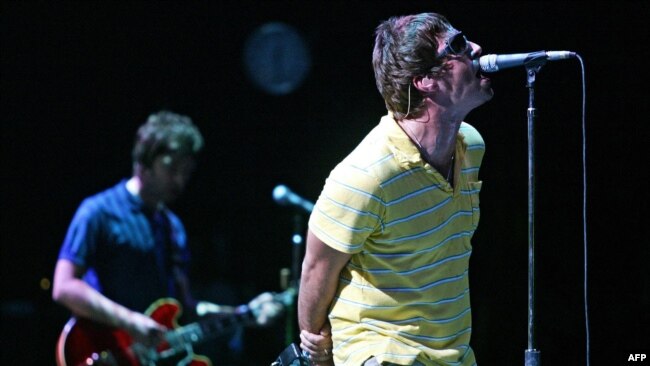 Liam (kanan) dan Noel Gallagher, anggota grup band Oasis saat tampil di Benicasim International Festival di Benicasim, Castellon, 7 Agustus 2005. (Foto: Jose Jordan/AFP)