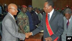 Burkina Faso President Blaise Compaore, right, greets Guinea presidential frontrunner Cellou Dalein Diallo, as he meets with members of the transitional government and presidential candidates at the People's Palace in Conakry, Guinea (file photo – 03 Aug.