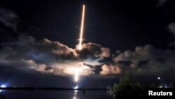 La nave espacial Lucy de la NASA, sobre un cohete Atlas 5 de United Launch Alliance para una misión para estudiar los asteroides troyanos en el sistema solar exterior, se lanza desde Pad-41 en la Estación de la Fuerza Espacial de Cabo Cañaveral, en Cabo Cañaveral, Florida, el 16 