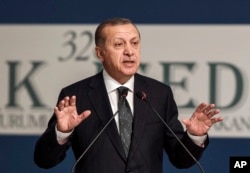 Turkey's President Recep Tayyip Erdogan addresses a meeting of the Organization for Islamic Cooperation in Istanbul, Nov. 23, 2016. Erdogan warned the European Union Friday not to threaten membership talks.