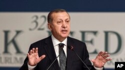 Turkey's President Recep Tayyip Erdogan addresses a meeting of the Organization for Islamic Cooperation in Istanbul, Nov. 23, 2016. Erdogan warned the European Union Friday not to threaten membership talks.