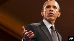 El presidente Barack Obama odría estar considerando otorgar permisos de trabajo a millones de inmigrantes.