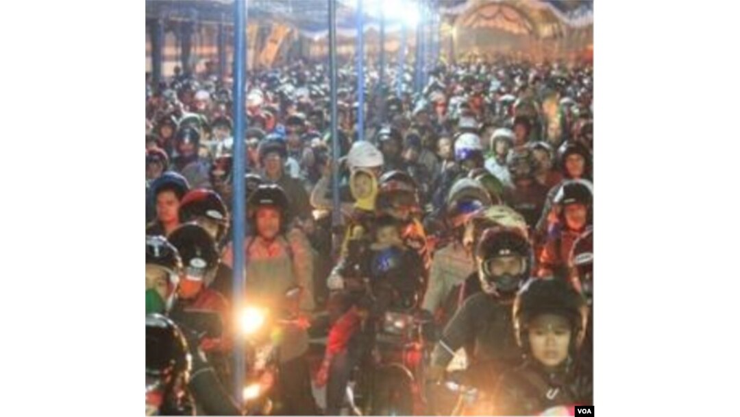 RIbuan pengendara sepeda motor memadati Pelabuhan Merak (27/8).