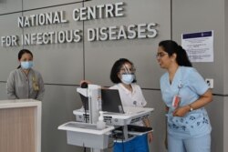 Anggota staf medis bersiap untuk prosedur pra-pemeriksaan di Pusat Penyakit-penyakit Menular Nasional di Rumah Sakit Tan Tock Seng di Singapura, 31 Januari 2020. (Foto: AFP)