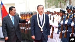 Cambodian President Hun Sen, left and UN Secretary-General Ban Ki-moon inspect honor guard in Phnom Penh, 27 Oct 2010