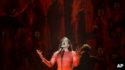 Rosalía canta en la ceremonia de los premios Goya del cine español. (AP Foto/Laura León)