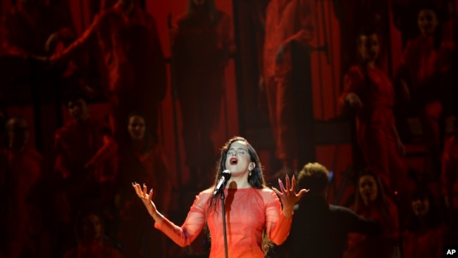 Rosalía canta en la ceremonia de los premios Goya del cine español. (AP Foto/Laura León)